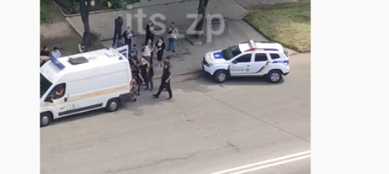 Обвинили в смерти и хотели забрать тело: в Запорожье родственники мужчины, который умер на улице, напали на медиков