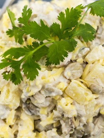 Салат с курицей шампиньонами и ананасом
