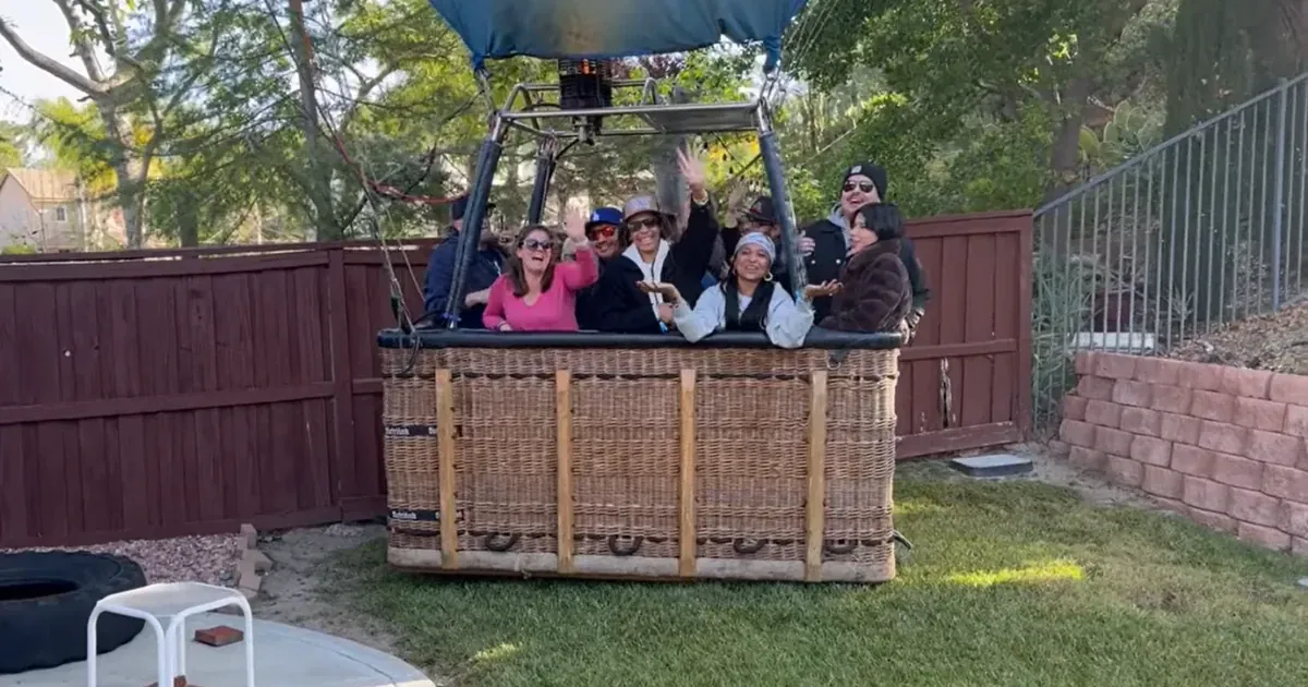 У Каліфорнії повітряна куля з 13 пасажирами здійснила екстрену посадку на приватному подвір’ї.