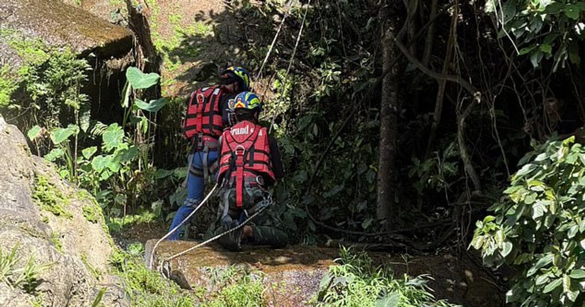 Спасатели на месте гибели туриста на водопаде в Таиланде