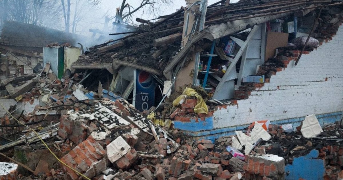 Зруйнований магазин у Великописарівській громаді, на який росіяни скинули КАБ