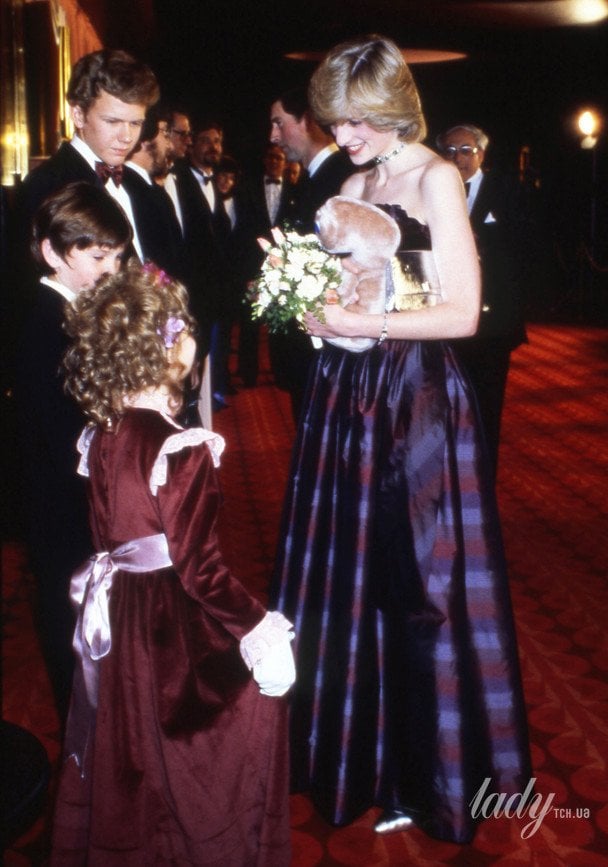 Маленька Дрю Беррімор на фото з принцесою Уельської Діаною, 1982 рік / © Associated Press