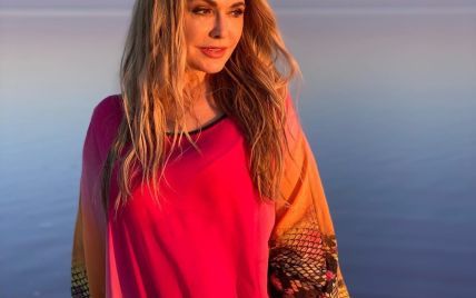 У сукні-балахоні: красива Ольга Сумська позувала на заході сонця на Рожевому озері