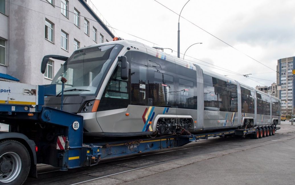 Сучасний львівський трамвай вперше проїхався Києвом / © AllTransUA.com