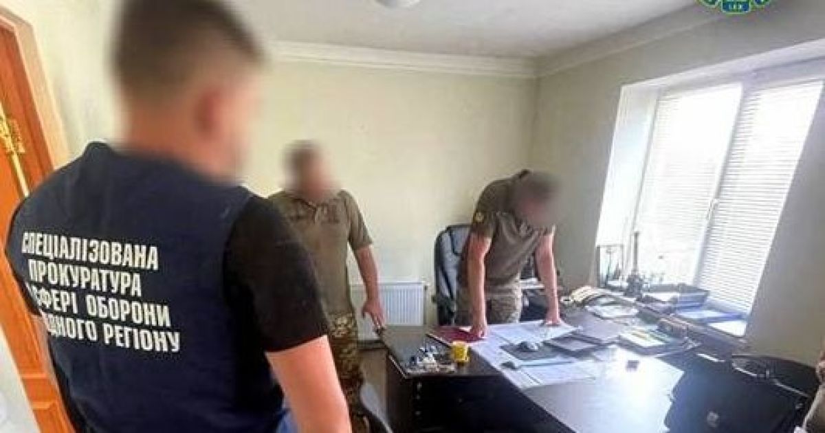 Задержание работника военкомата. Фото: Специализированная прокуратура в области обороны Западного региона.