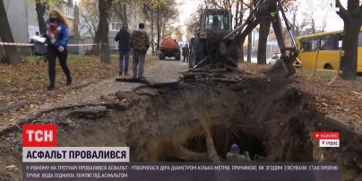 В Ровно на пешеходной части провалился асфальт