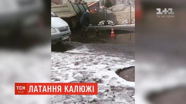 У Рівному перехожі зафільмували, як шляховики засипають асфальт у калюжі