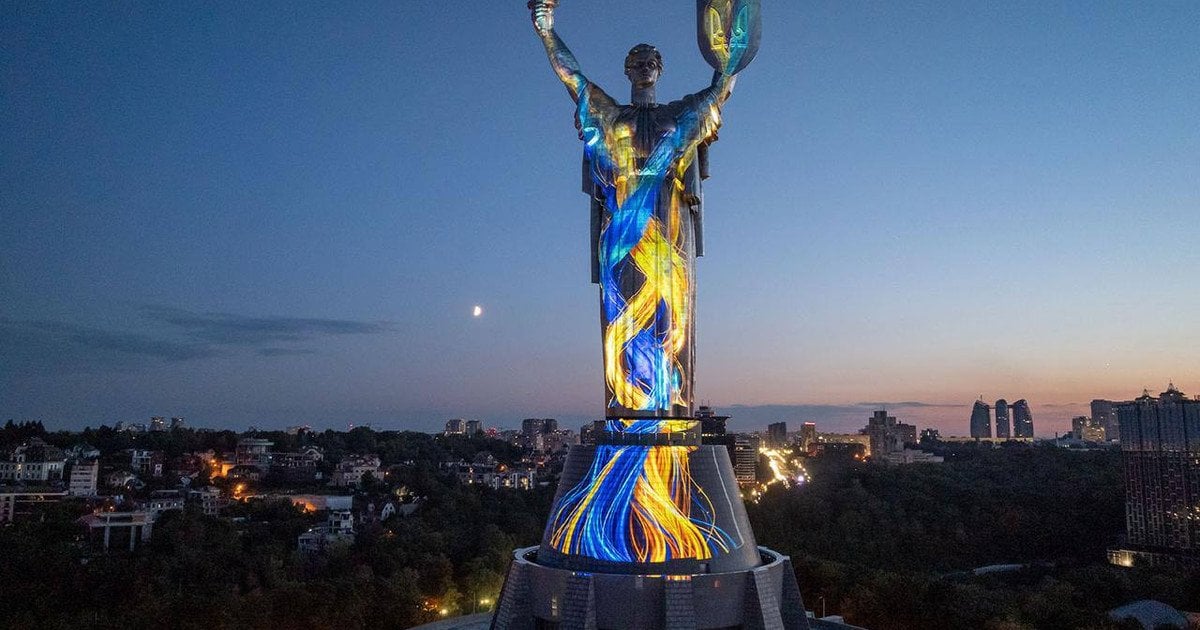 Батьківщину-Мати у Києві підсвітили до Дня Незалежності України