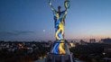 Батьківщину-Мати у Києві підсвітили до Дня Незалежності України