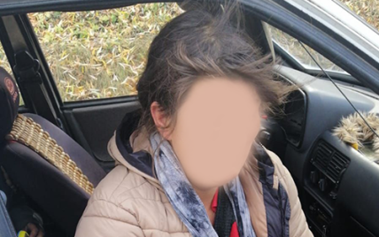 Виховує чотирьох дітей: поліція розшукала матір, яка у Тернопільській області залишила посеред вулиці немовля