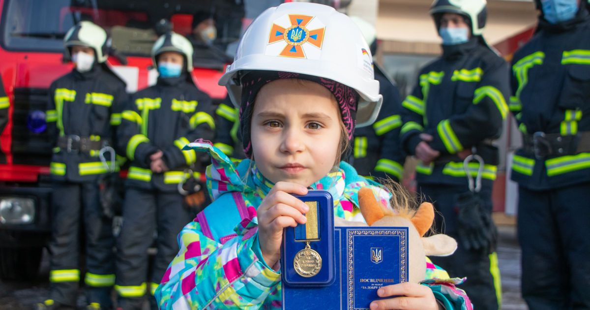 Врятувала від пожежі квартиру і кота: у Києві 4-річну дівчинку нагородили орденом "За добру справу"