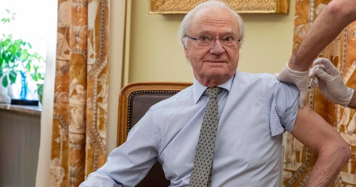 Король и королева Швеции сделали прививки от коронавируса