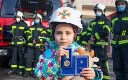 Спасла от пожара квартиру и кота: в Киеве 4-летнюю девочку наградили орденом "За доброе дело"