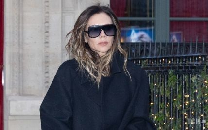 В черном пальто и легинсах: стильная Виктория Бекхэм попала под прицел парижских папарацци