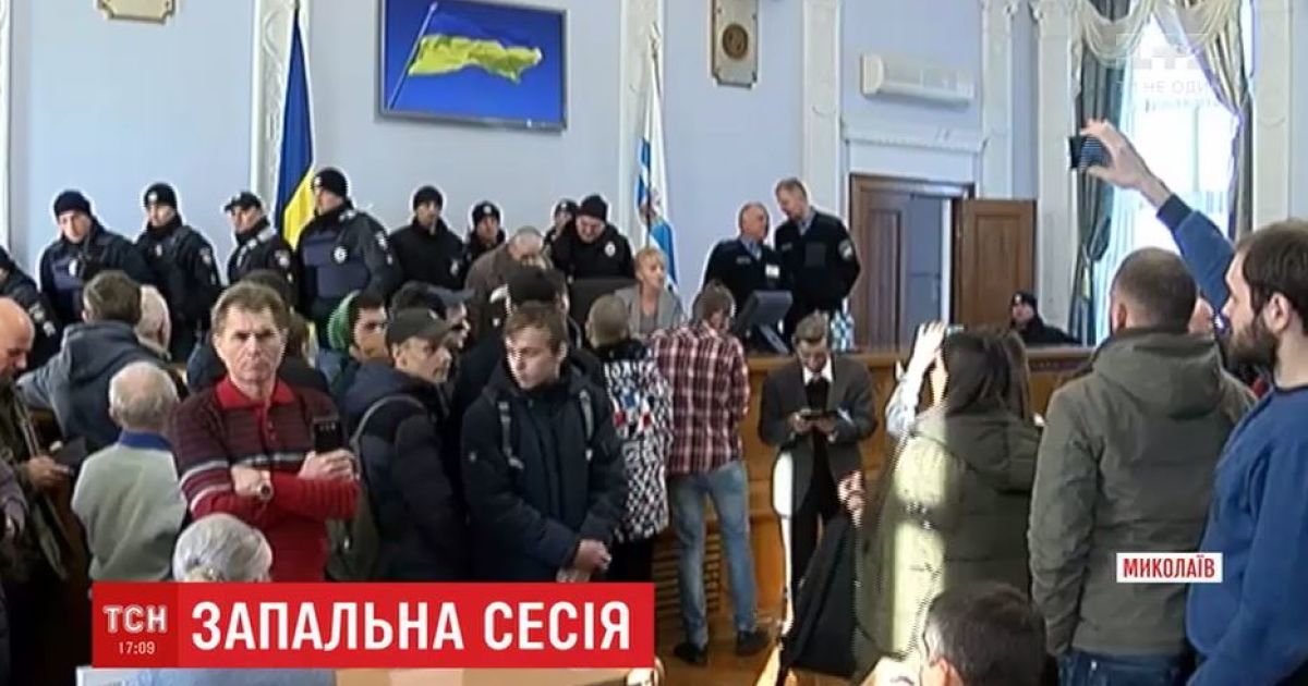 Монетний дощ та "мінування": у Миколаєві провели бурхливу сесію міськради після імпічменту меру