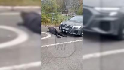 В России сотрудница компании, предоставляющая отопление, переехала на автомобиле женщину