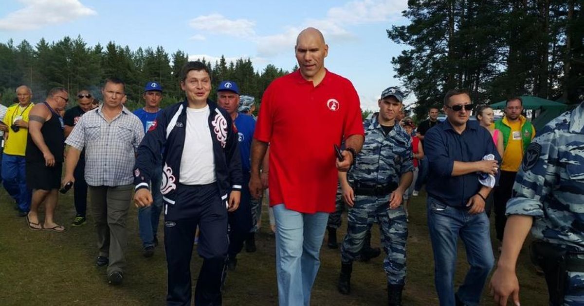 Депутатів на фестивалі ретельно охороняли від відвідувачів / © Twitter/Микола Валуєв