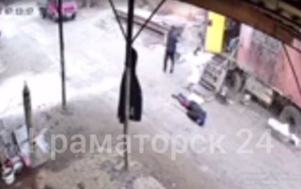 Стріляв з автомата в упор: у Слов'янську грабіжник, тікаючи з місця злочину, поцілив у чоловіка (відео 18+)