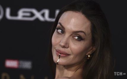 Она все же сделала это: Анджелина Джоли удалила тату, посвященное Брэду Питту