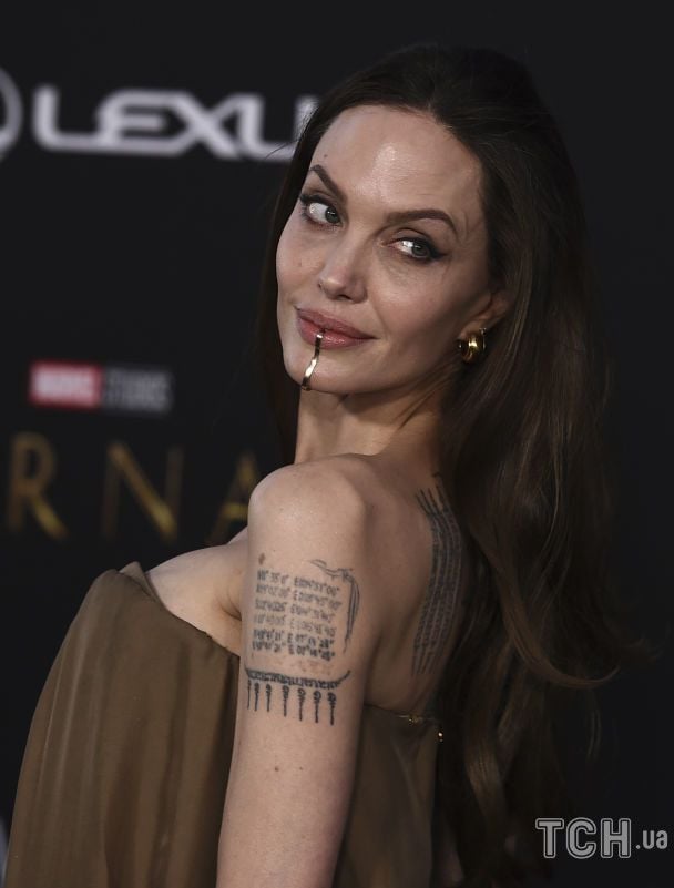 Татуировки Анджелины Джоли (5 фото)