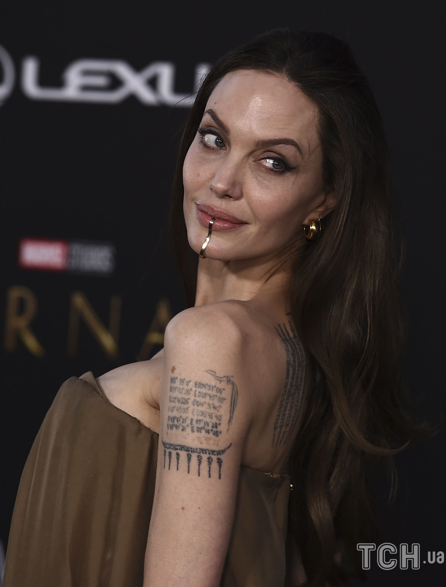 Стало известно, какие новые татуировки сделала Анджелина Джоли