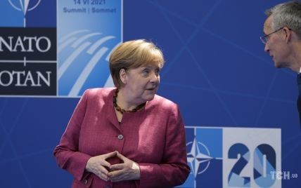 В малиновом жакете и черных туфлях: Ангела Меркель прибыла на саммит НАТО