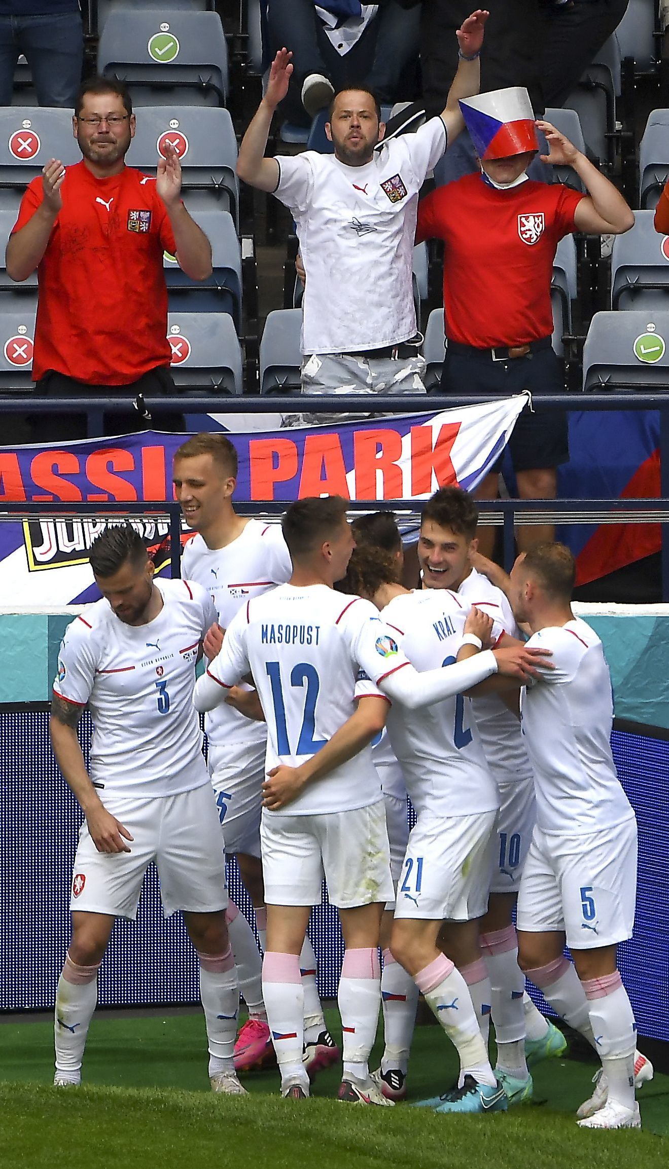 Главный шедевр турнира: гол с центра поля помог сборной Чехии обыграть Шотландию в матче Евро-2020