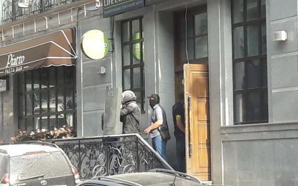 В Киеве неизвестные захватили здание на Воздвиженке, очевидцы говорят о стрельбе и взрыве