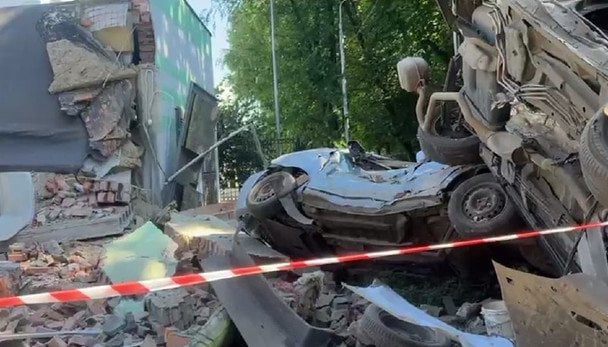 В Соломенском районе Киева произошло попадание на территории школы: появились фото и видео