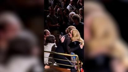 Адель на концерте растрогала тяжелобольную Селин Дион