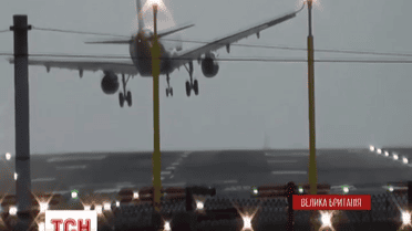 В британском Манчестере мощный ветер сорвал посадку пассажирского лайнера