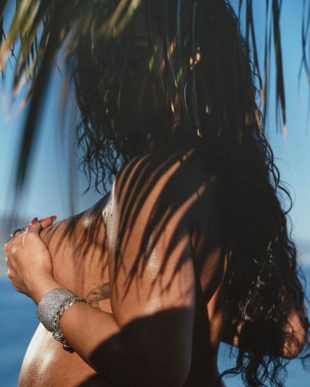 Беременная Рианна топлесс / © instagram.com/badgalriri