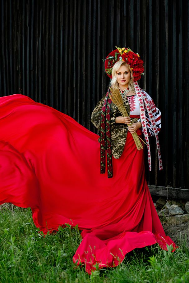 Катерина Бужинська продемонструвала красивий образ у вишиванці і ...