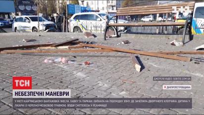 В Каменском мусоровоз на полной скорости снес забор и задел двухлетнего ребенка