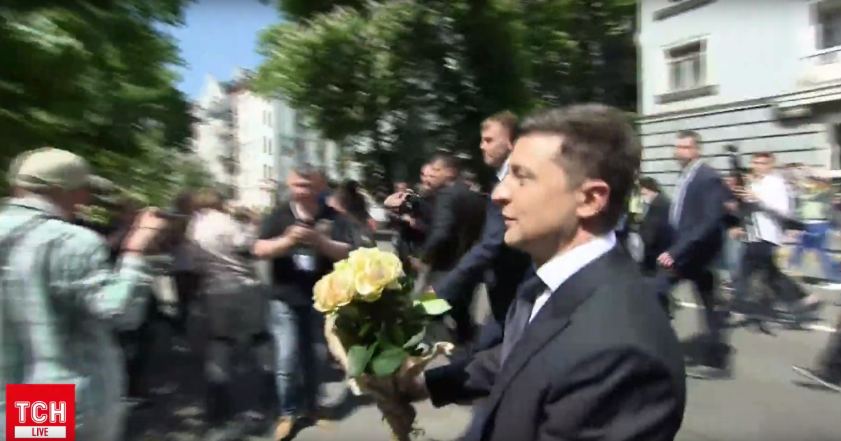 Зеленський подарував квіти жінці-патрульній