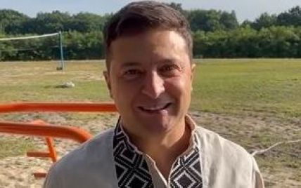 Зеленський підтримав новий челендж і відтиснувся 30 разів у вишиванці: відео