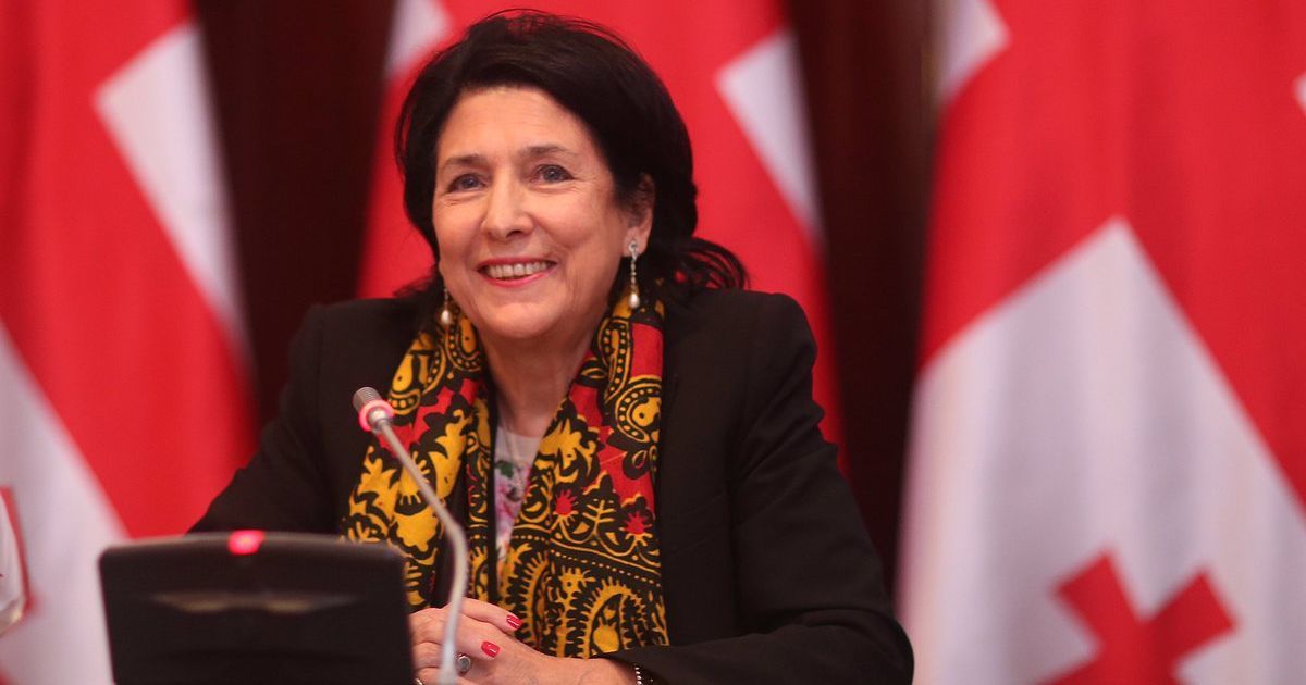 В Тбилиси митингующие заблокировали кафе, где ужинала президент Грузии