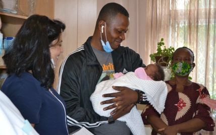 "Зі сльозами на очах": у Тернополі іноземець забрав дитину з лікарні, де після пологів померла його дружина