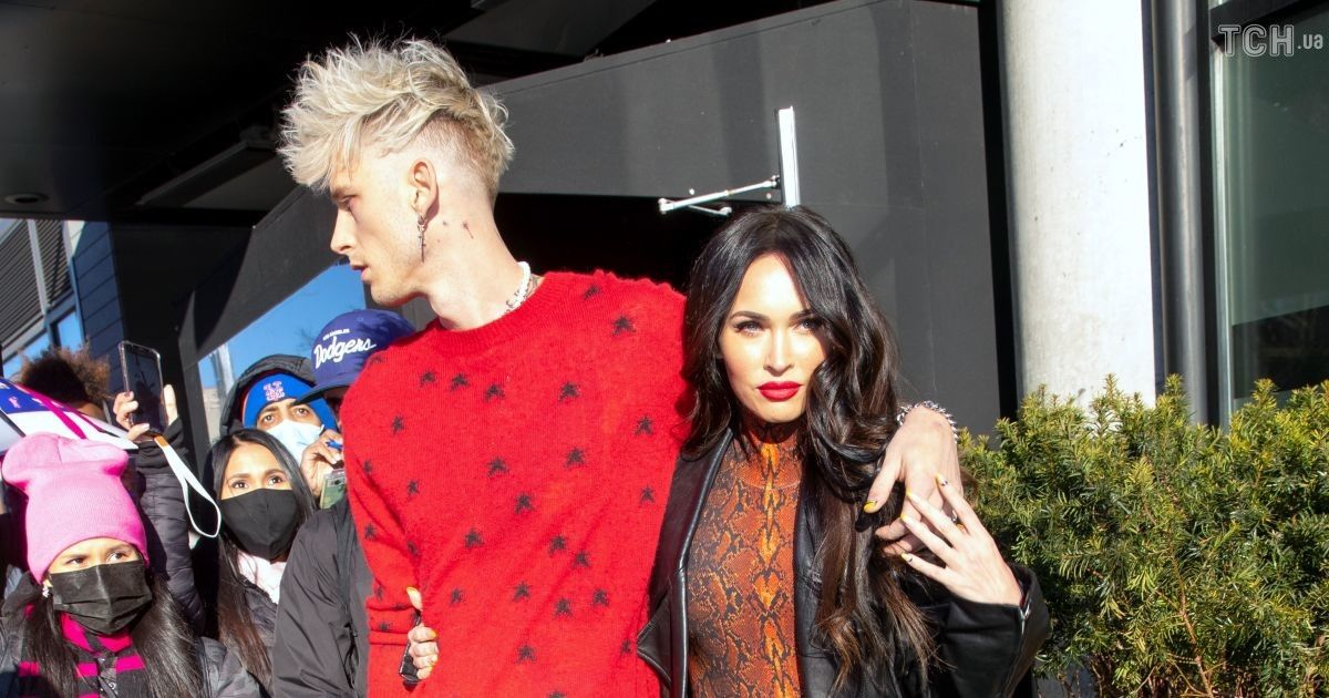 Меган Фокс в "змеином" костюме и с красными губами позировала на руках молодого бойфренда