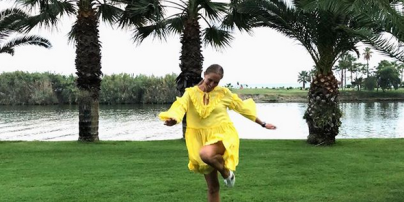 В желтом платье и кроссовках: новый летний образ Кати Осадчей