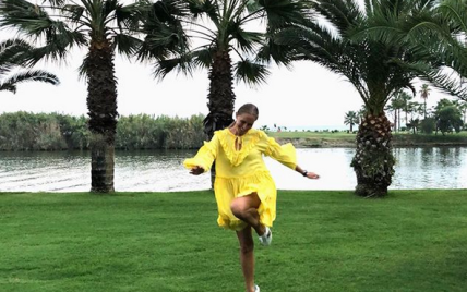 У жовтій сукні та кросівках: новий літній образ Каті Осадчої