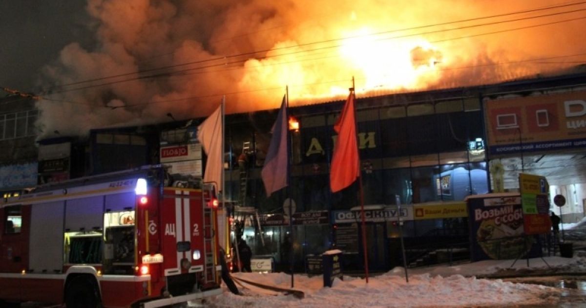 Масштабна пожежа у російському Орлі: рятувальники понад 3 години борються з вогнем