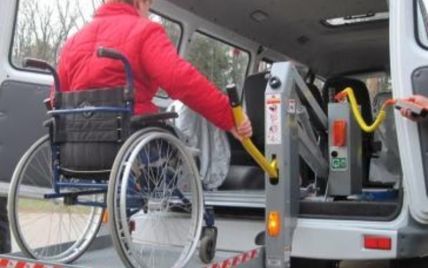 Соціальне таксі для людей з інвалідністю: як працює у Києві та чому багато нарікань