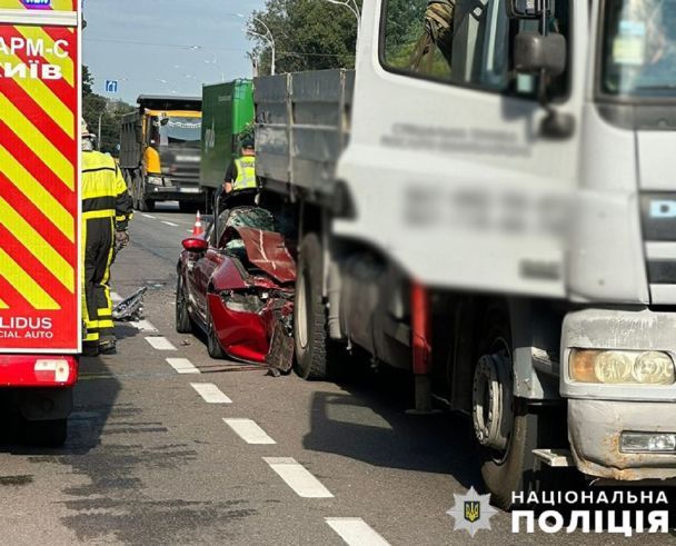 На проспекті Лобановського у Києві сталася фатальна аварія з легковиком і вантажівкою