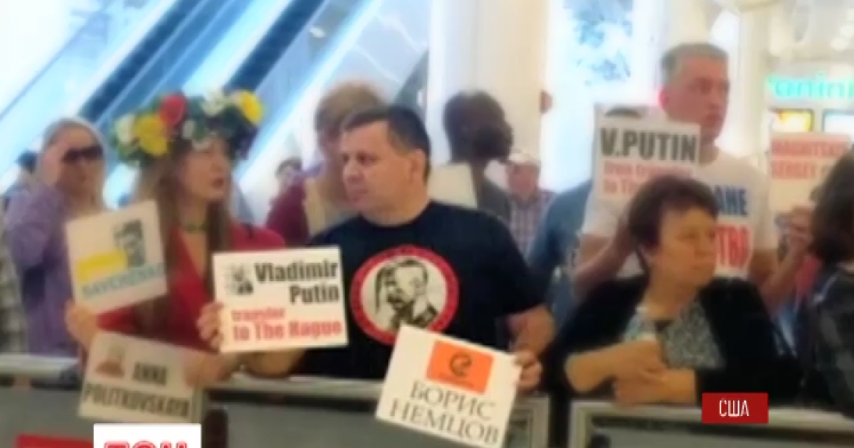 Такими табличками встречают в нью-йорском аэропорту пассажиров из России