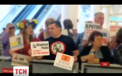 В аэропортах мира устраивают флешмобы в поддержку Украины и против Путина