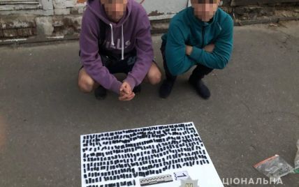 Поліція затримала мешканців Харкова з понад 400 пакунками наркотику "метадон"