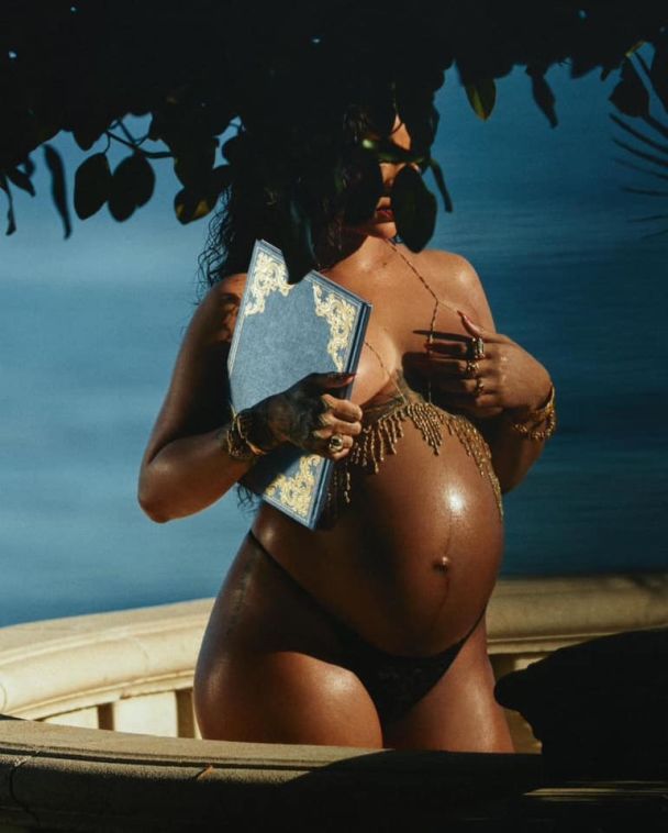 Беременная Рианна топлесс / © instagram.com/badgalriri