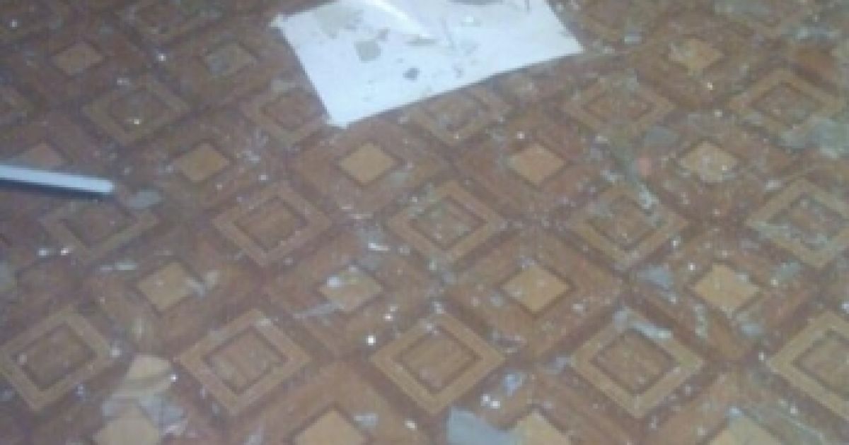 В результате взрыва в Центре волонтеров было поврежденно окно / © Никвести