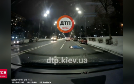 Спосіб відібрання грошей: у Києві водії зафільмували популярну автопідставу (відео)